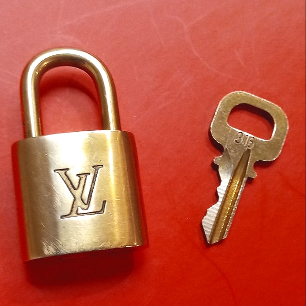 ❤ Louis Vuitton Gold-tone Brass Padlock and Key Set #316